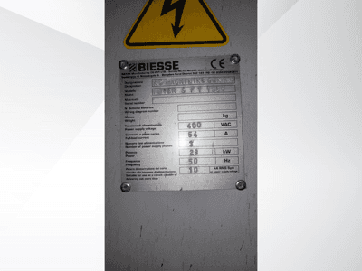 Табличка з технічними характеристиками обробного центру Biesse, що відображає дані про напругу, вагу та потужність, вид збоку.