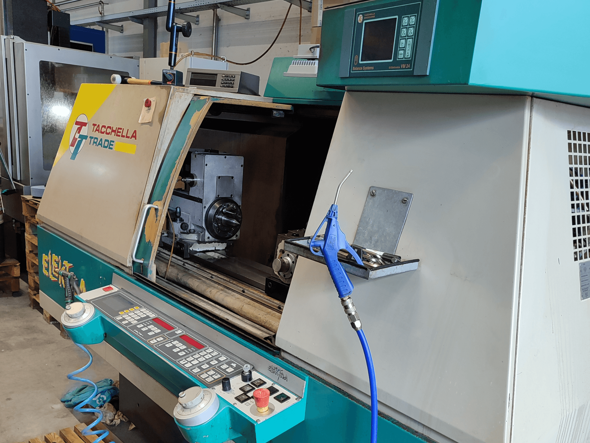 Круглошліфувальний верстат Tacchella Elektra 513 MPC, вид спереду з панеллю керування та робочою зоною.