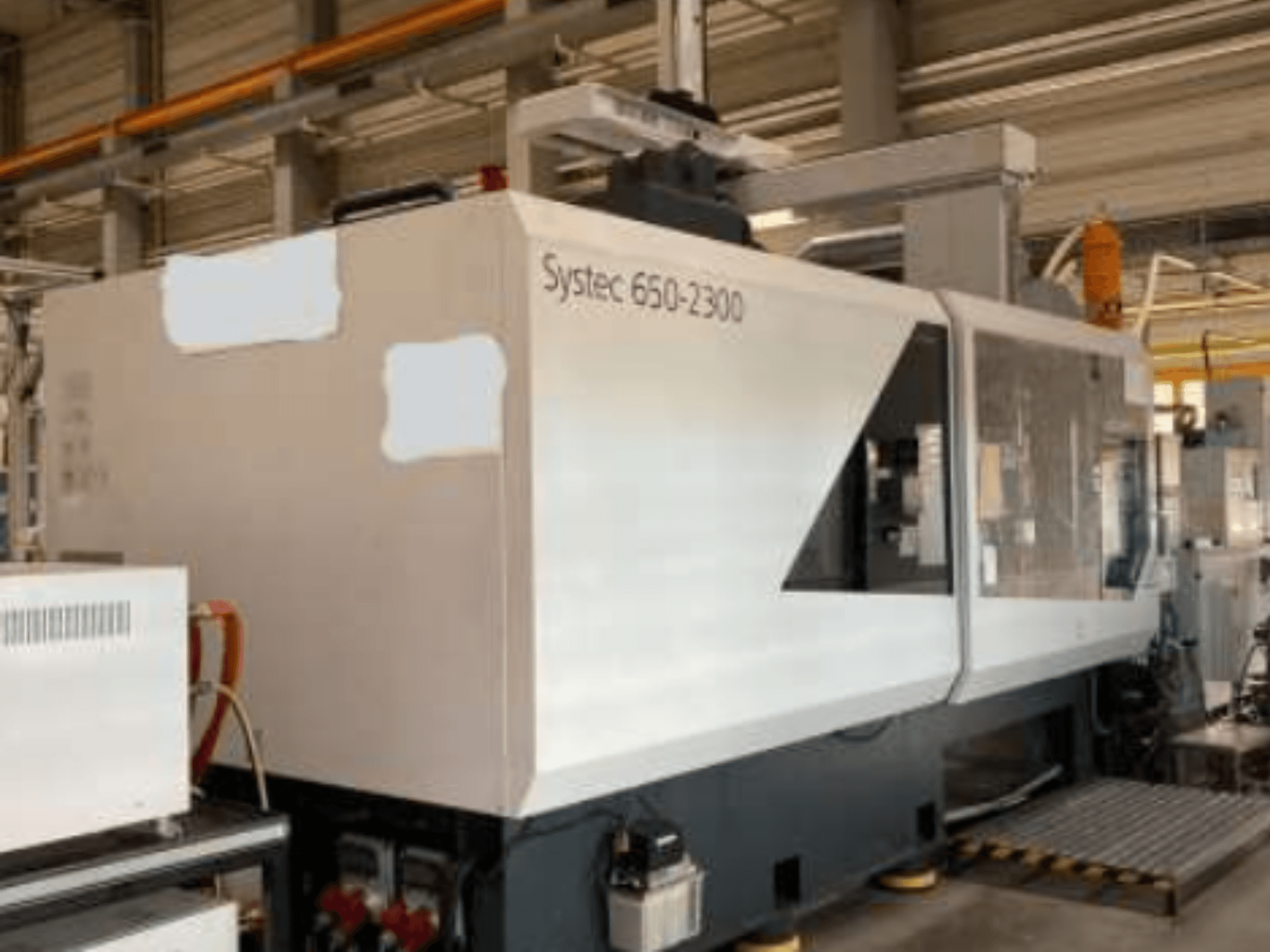 Машина Systec 660-2300, вид спереду, демонструє великий кузов, панель управління і безпечну вантажну платформу, підходить для промислового використання.