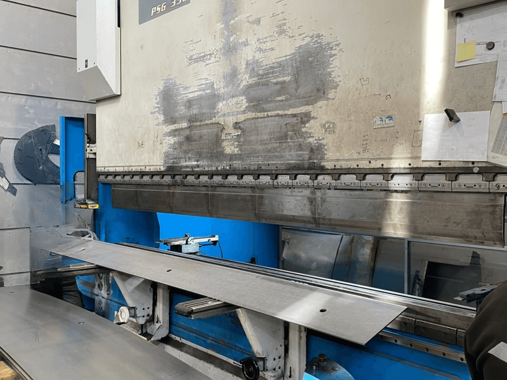Листозгинальний прес GASPARINI PSG 330/4000 Variante C в майстерні, на якому показано зону згинання металевого листа та елементи керування машиною.