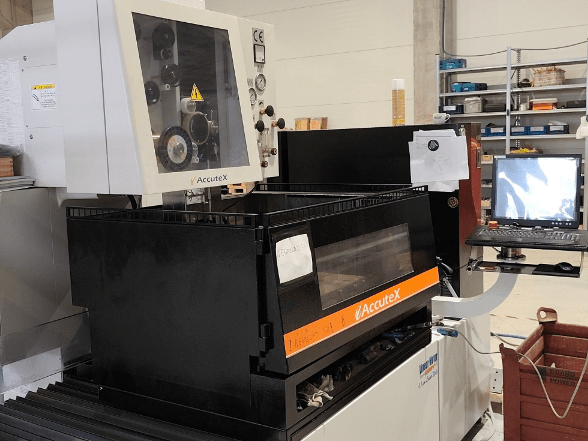 Електроерозійний верстат AccuteX AL-500SA у фронтальному ракурсі: на фото видно панель керування, табличку з технічними характеристиками та підключений монітор ПК.