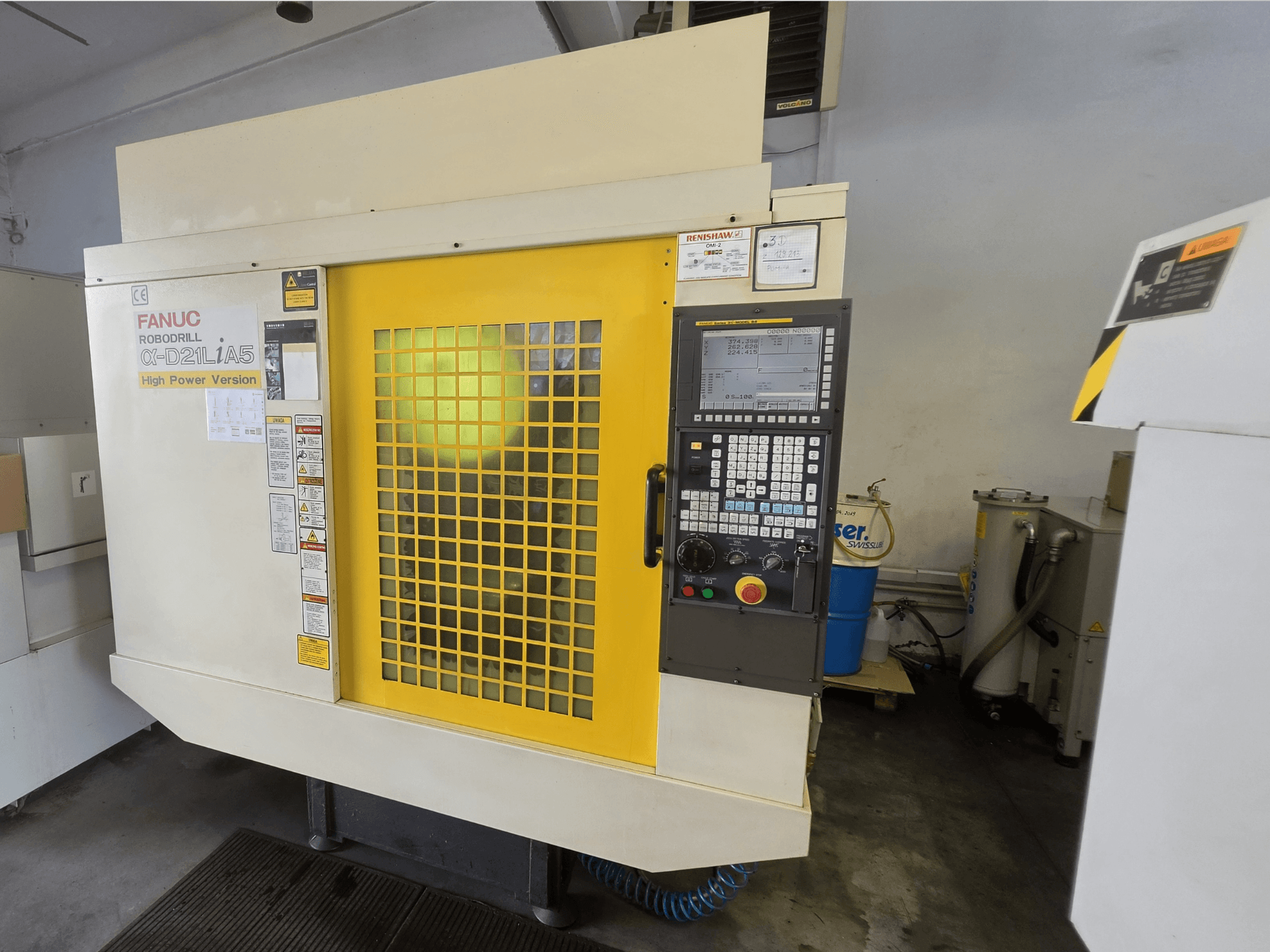 Вертикальний обробний центр FANUC ROBODRILL alpha-D21LiA5, вид спереду, з жовтими захисними дверцятами та панеллю управління.