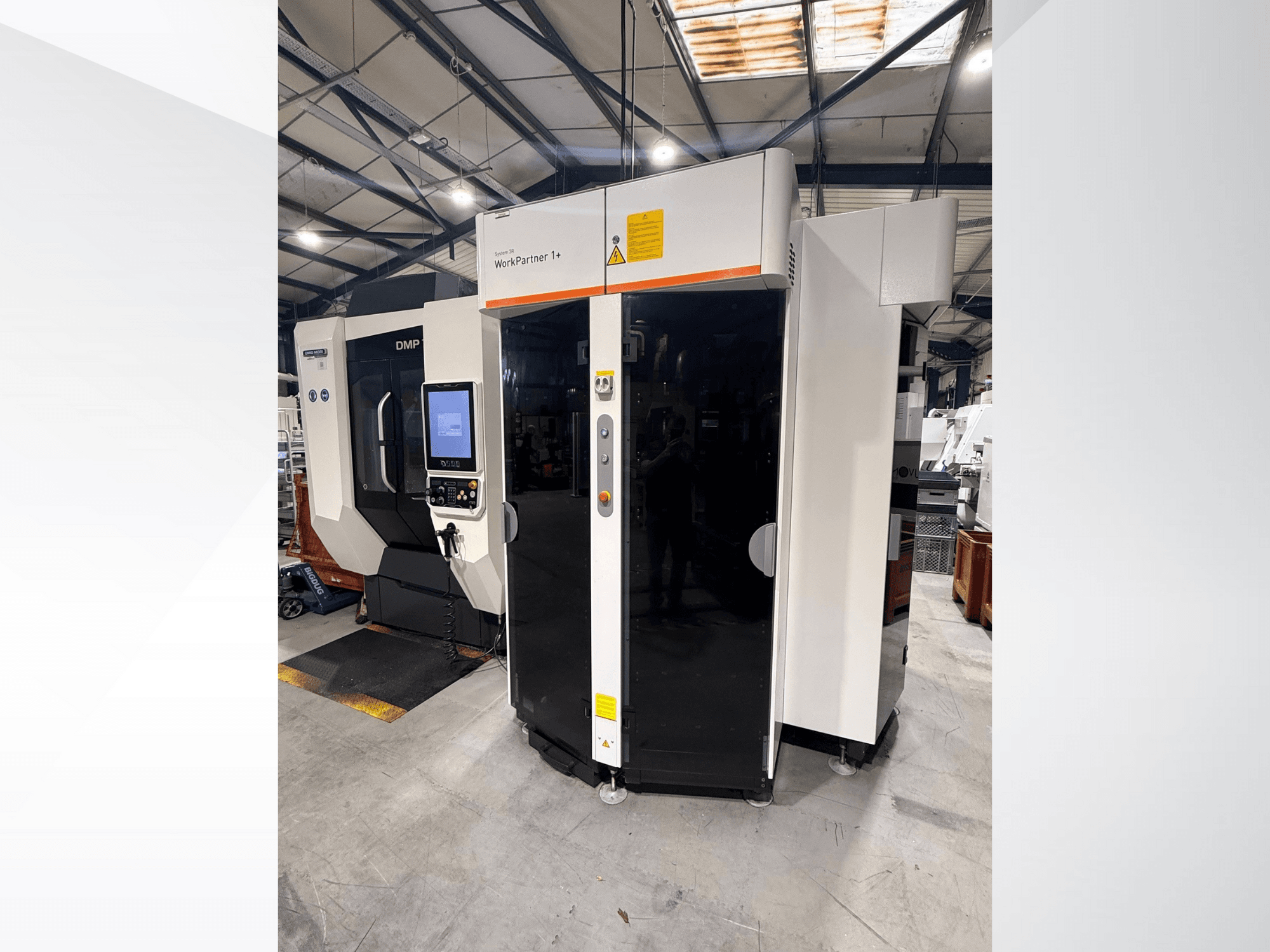 DMP WorkPartner 1+, вигляд спереду; оснащений сенсорною панеллю та індикаторами безпеки у виробничих умовах.