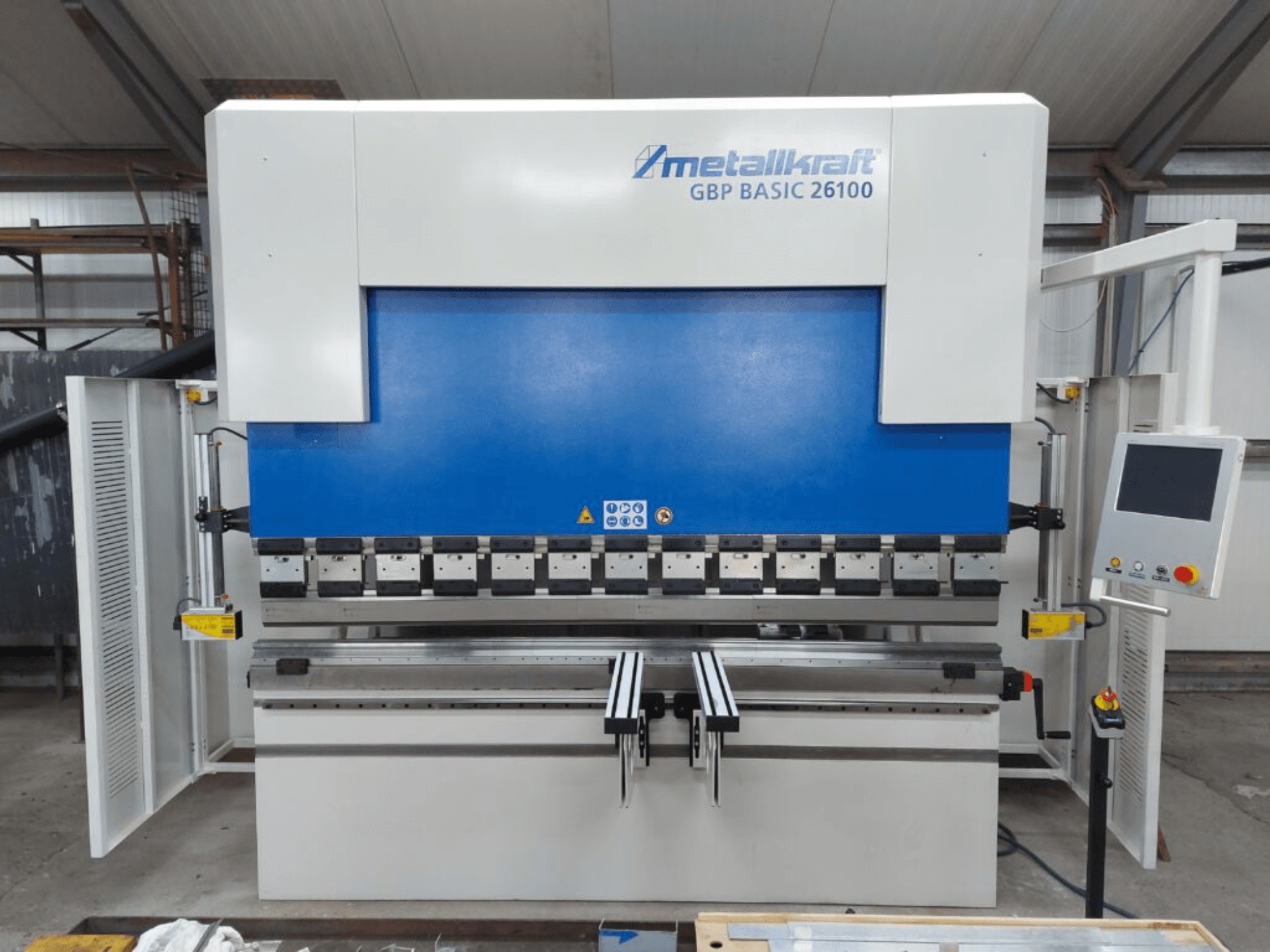 Рулонний згинальний верстат Metallkraft GBP BASIC 26100 у вигляді спереду, демонструє панель управління та функції зони згинання.