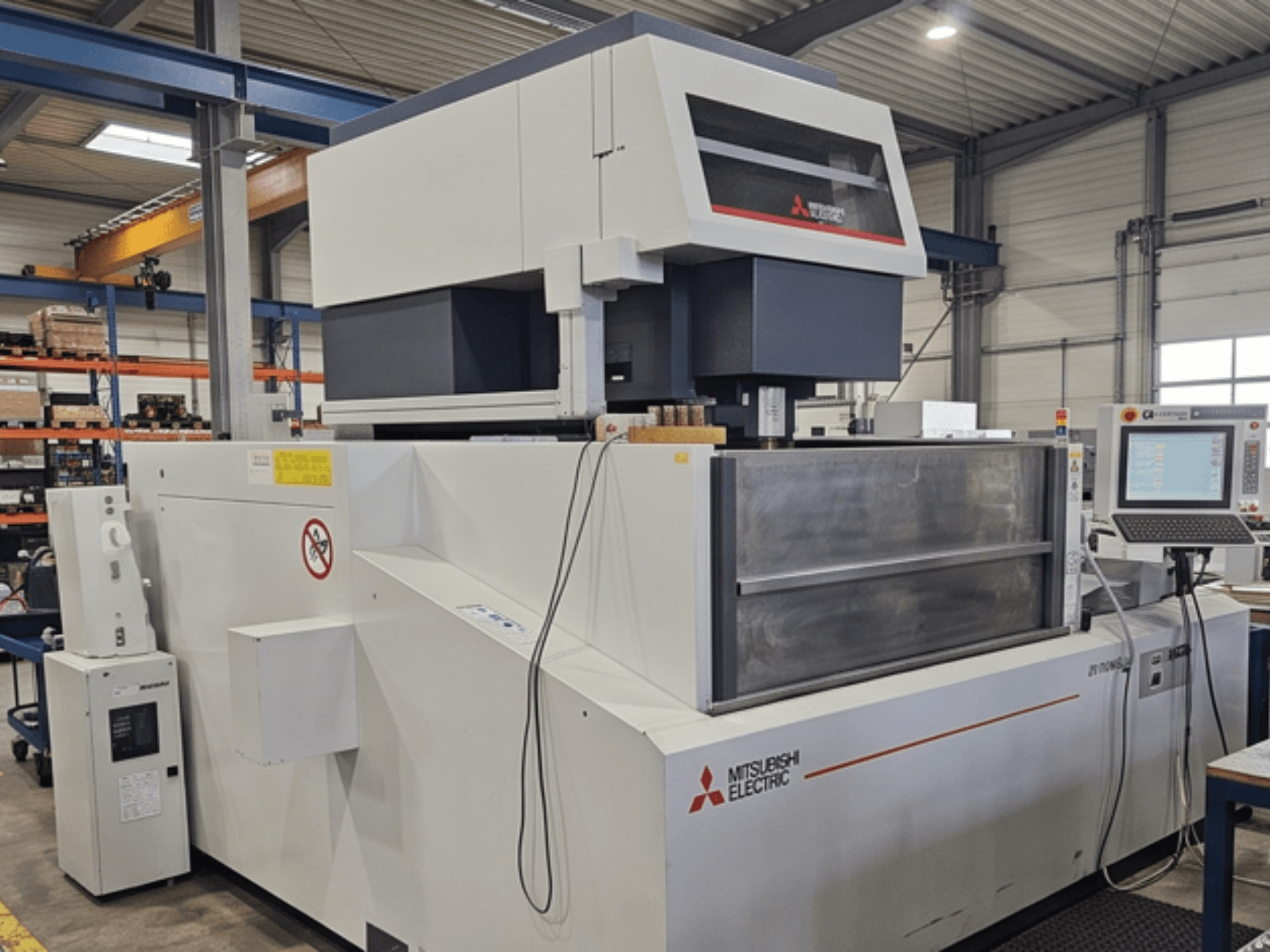 Електроерозійний верстат Mitsubishi MV-4800, вид спереду, на якому видно панель управління та робочу зону в заводських умовах.