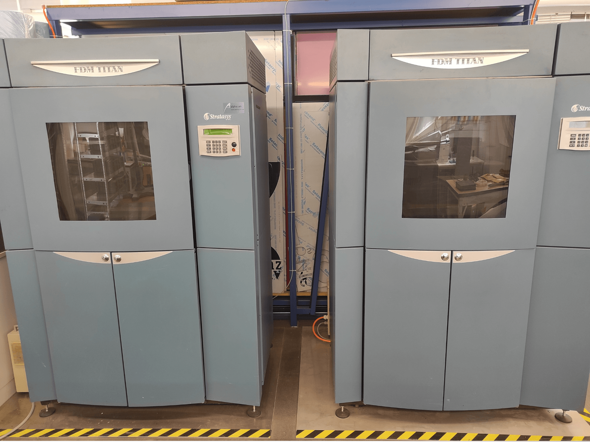 Вигляд спереду пластикового 3D-принтера Stratasys FDM TitanTI T0031; на ньому видно панель дисплея та прозоре віконце.