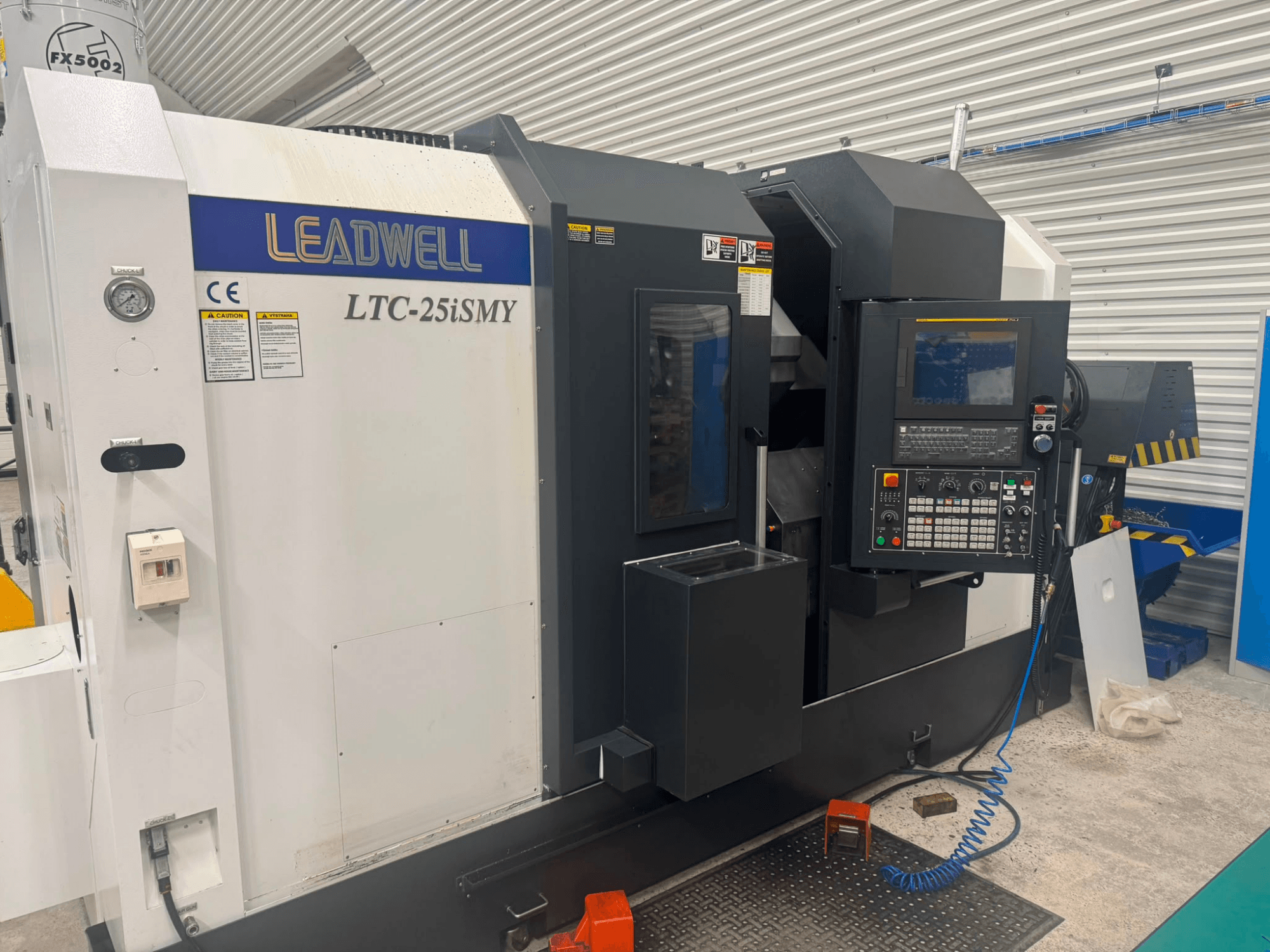 Горизонтальний токарний верстат Leadwell LTC-25iSMY у фронтальному ракурсі, на якому видно панель керування та робочі інтерфейси.