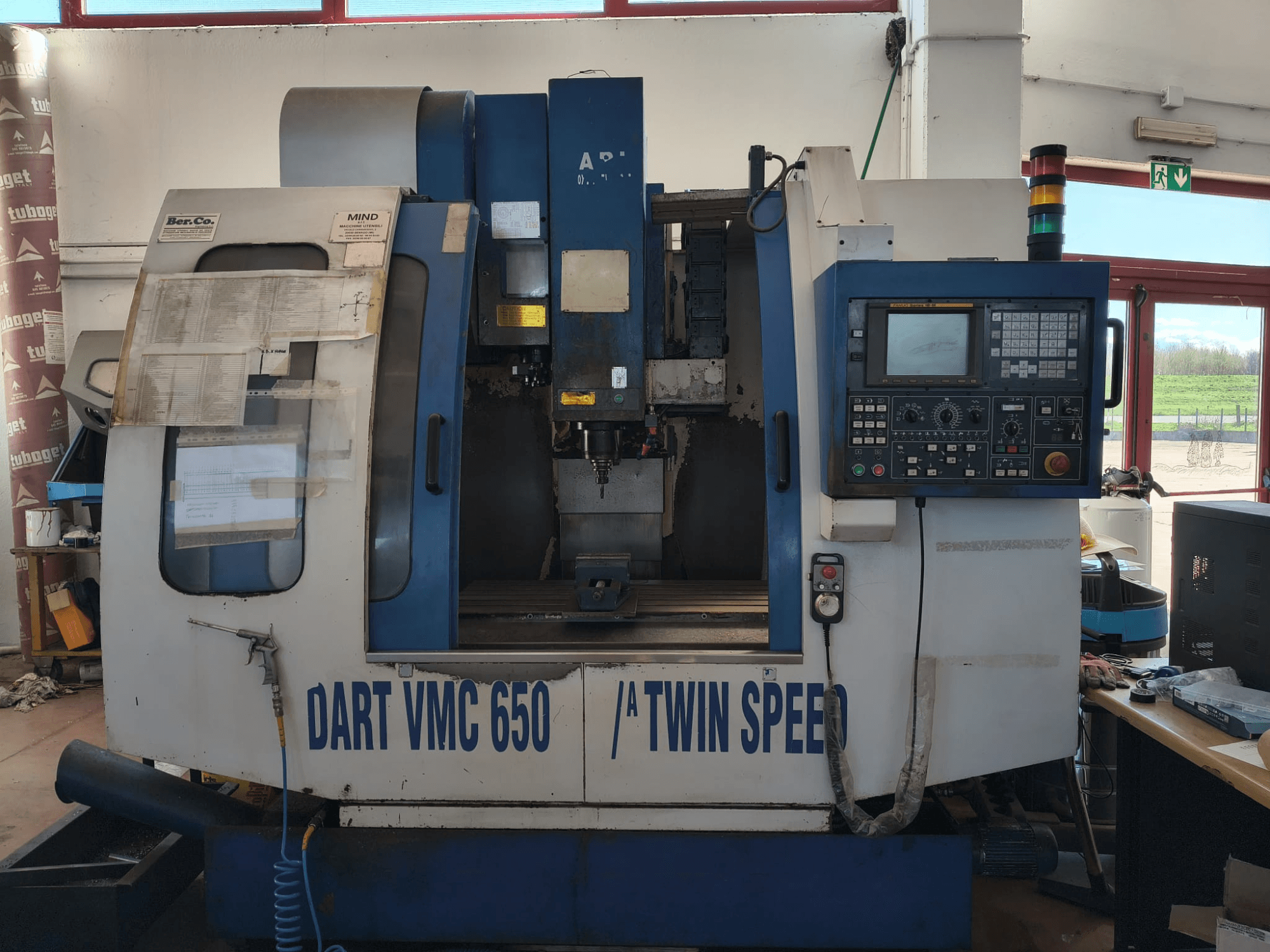Вертикальний обробний центр DART VMC650 XL/A T.S, вид спереду, з панеллю керування, тримачем інструменту та робочими деталями.
