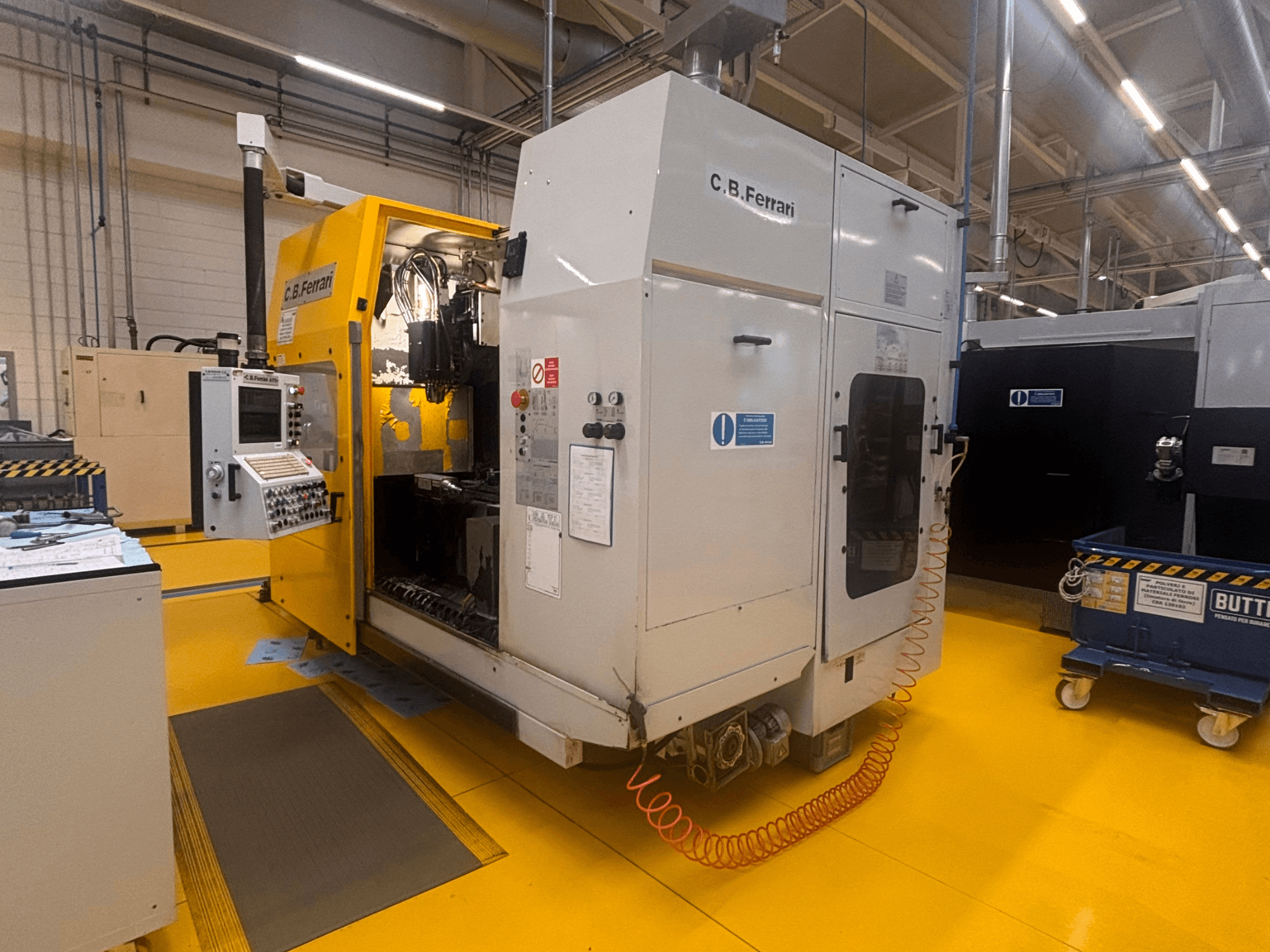 Вертикальний обробний центр C.B. Ferrari A175 у заводських умовах, вид спереду з панеллю керування та відкритими дверцятами.