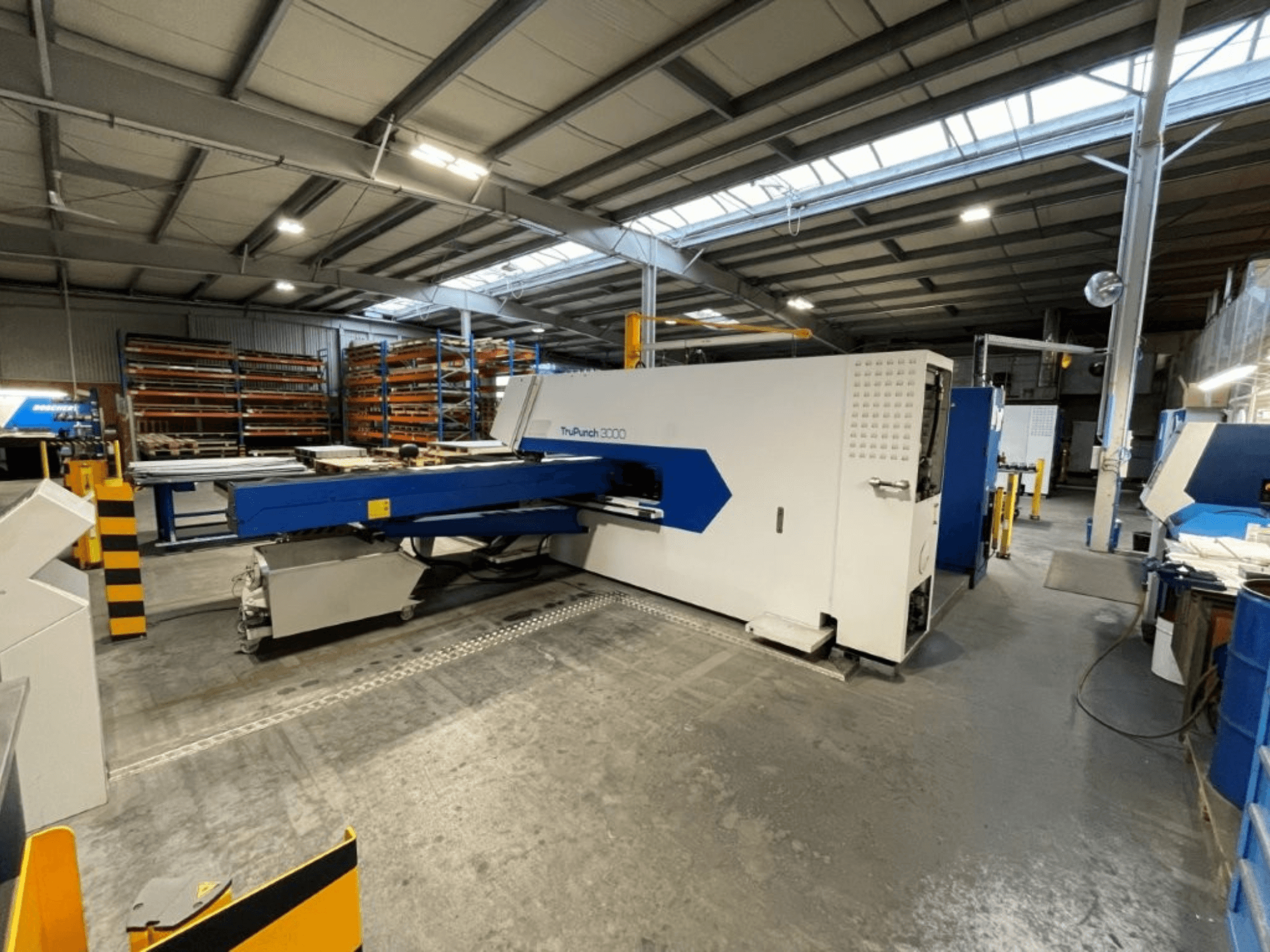 Штампувальний прес з ЧПУ TRUMPF TruPunch 3000 у заводській комплектації: вид спереду демонструє його синьо-біле оформлення та робочі елементи.