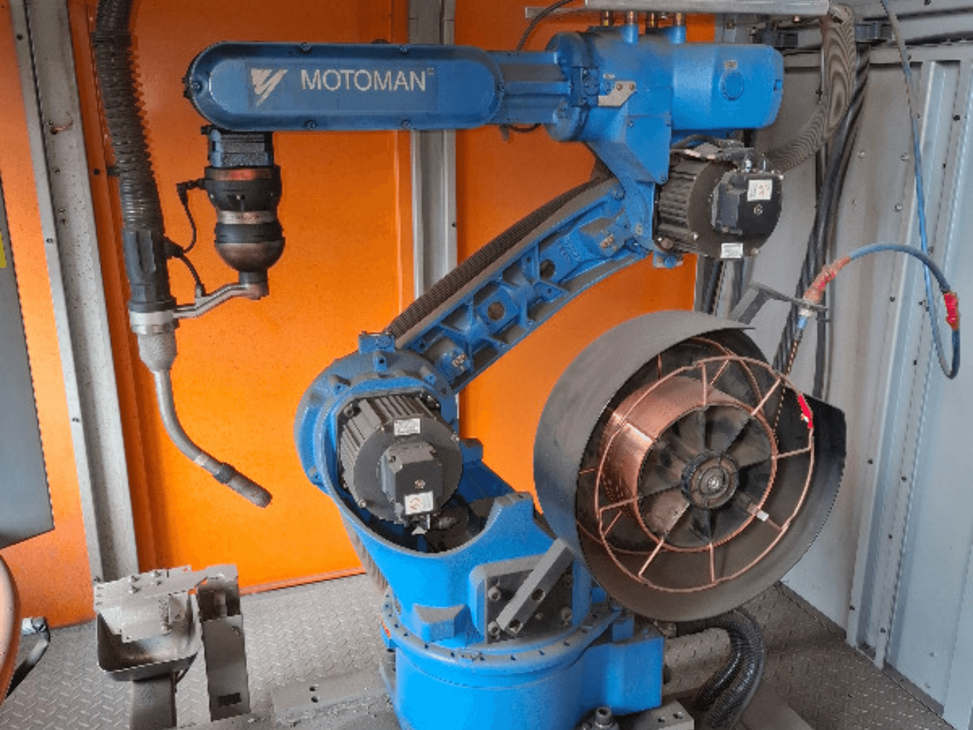 Роботизована рука MOTOMAN синього кольору, вид збоку, з прикріпленим вентилятором та інструментом, що демонструє механічні деталі та з'єднання.