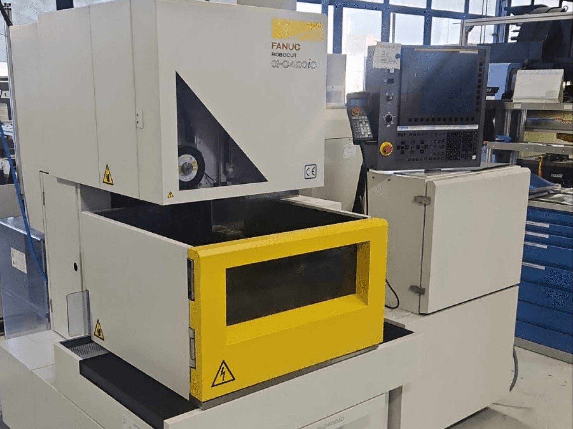 Електроерозійний верстат FANUC Robocut alpha-C400iC для глибокого висікання у фронтальному вигляді, з жовтою камерою для заготовки та панеллю керування.