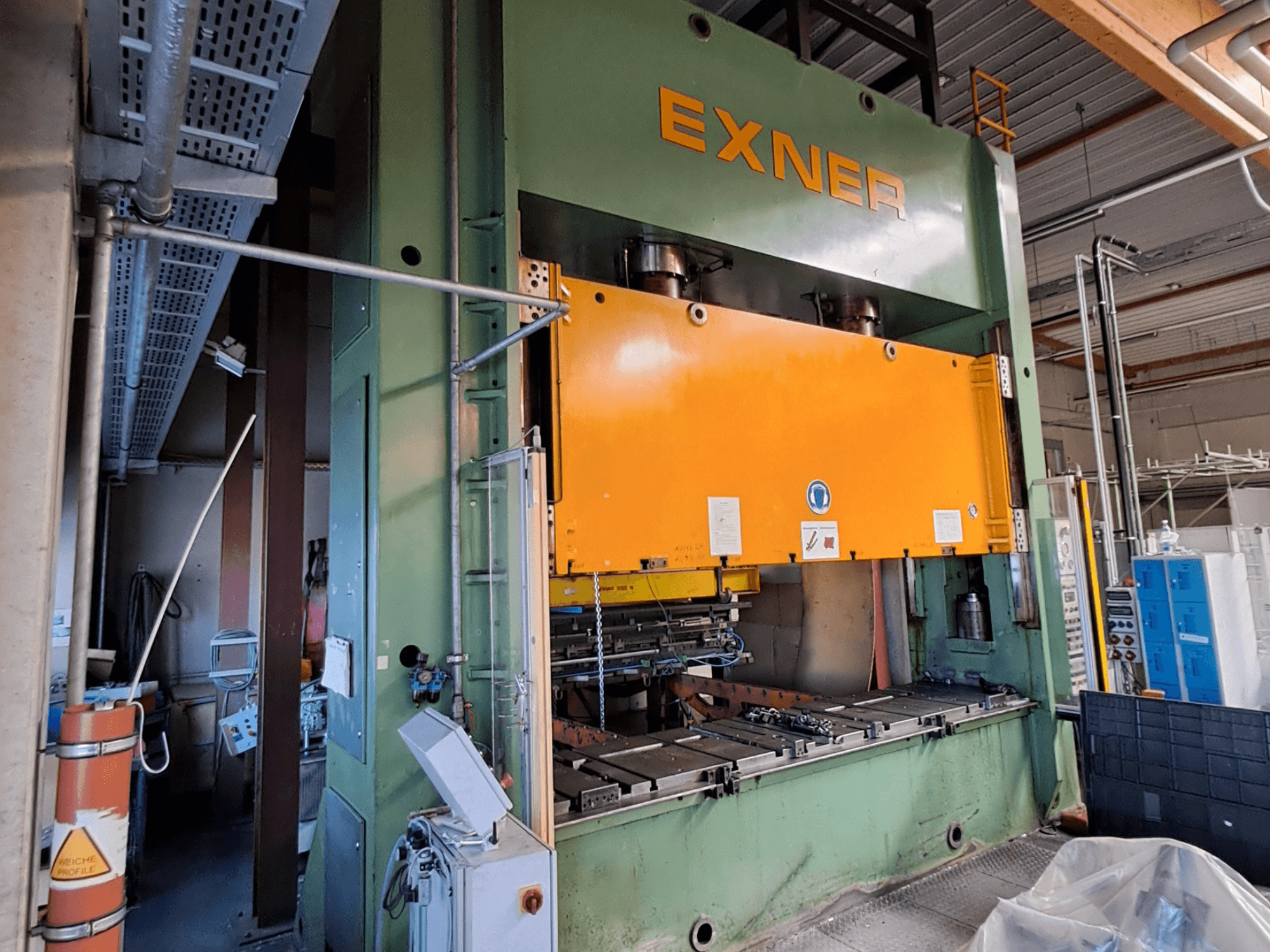 Гідравлічний прес EXNER EX SBR 200 у боковому ракурсі, з помаранчевою пресувальною плитою та добре помітною панеллю керування.
