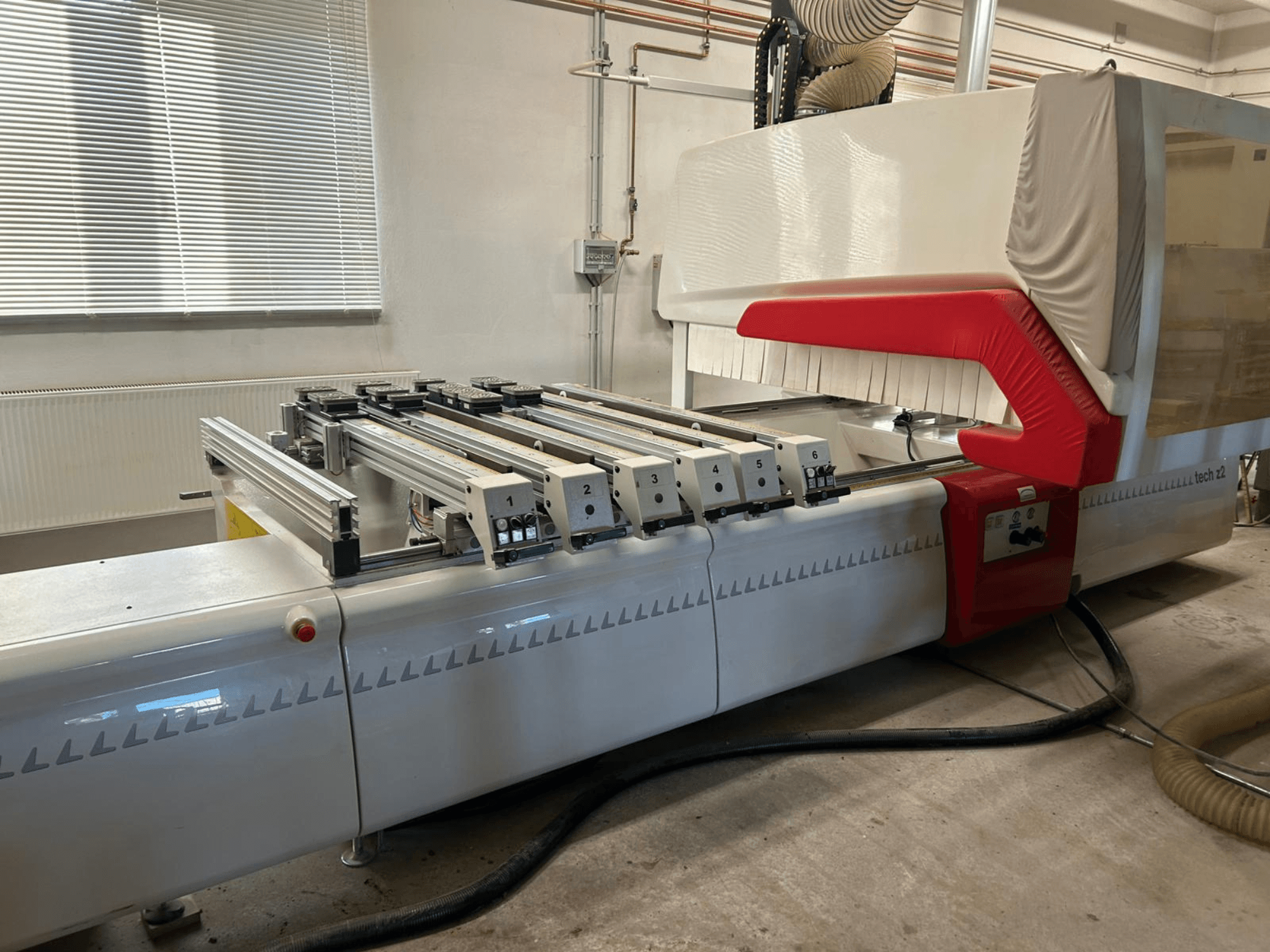 Свердлильний верстат по дереву SCM TECH Z2-27-C, вид збоку, з панеллю керування та напрямними, з червоно-білими елементами дизайну.