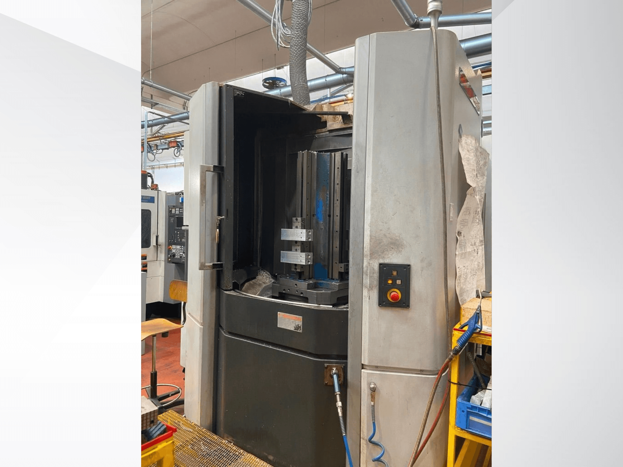 Горизонтальний обробний центр MORI SEIKI NHX 5000, вид спереду з відкритими дверцятами, тримачем інструменту та панеллю керування.