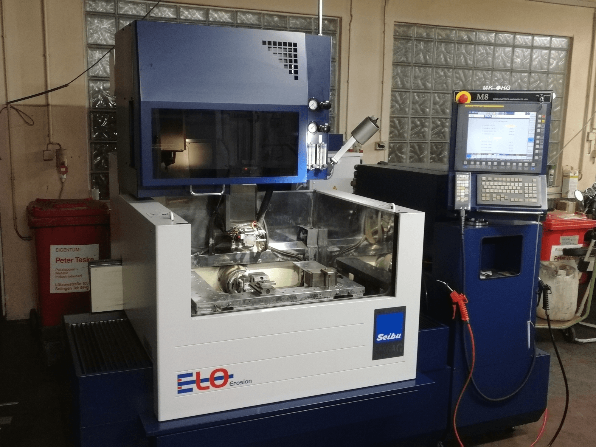 Ерозійна машина ELO Seibu спереду, з панеллю керування та видимою робочою зоною з металевими компонентами.