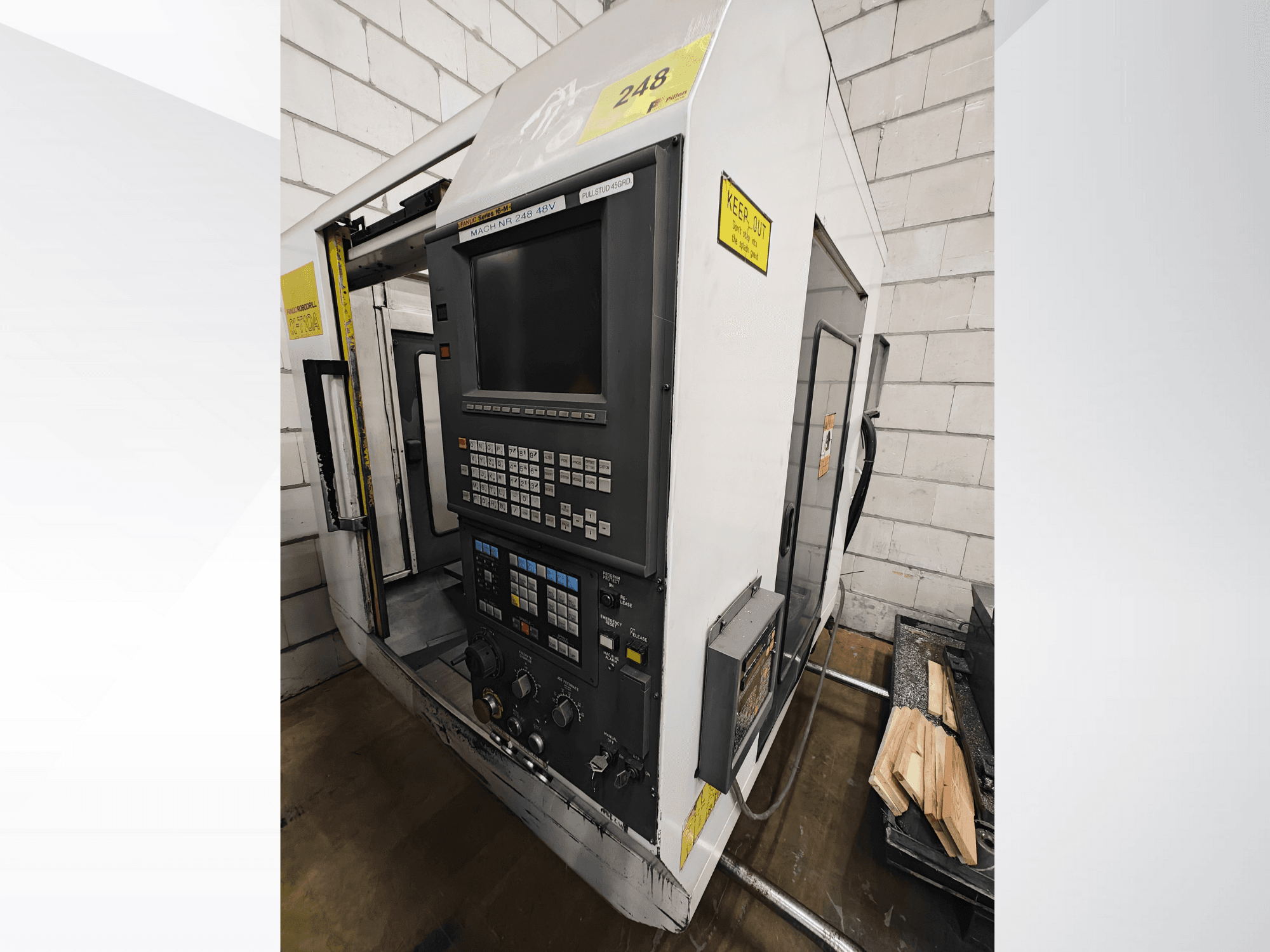 Верстат з ЧПУ моделі № 248, вигляд спереду, з панеллю керування з кнопками та дисплеєм, поруч на полиці лежать дерев'яні деталі.