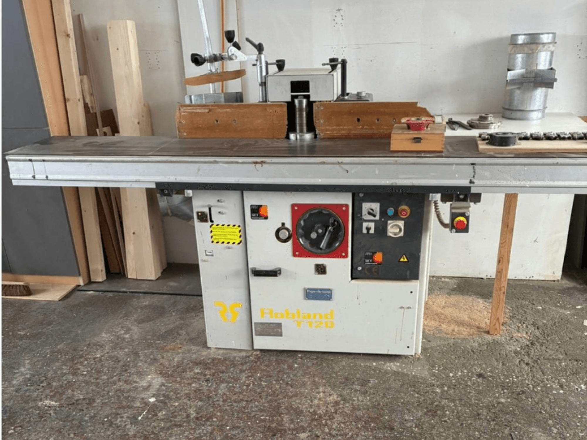 Настільний рубанок Hobbland T120, вид спереду, має сріблясту поверхню, панель керування з кнопками та етикетками безпеки.